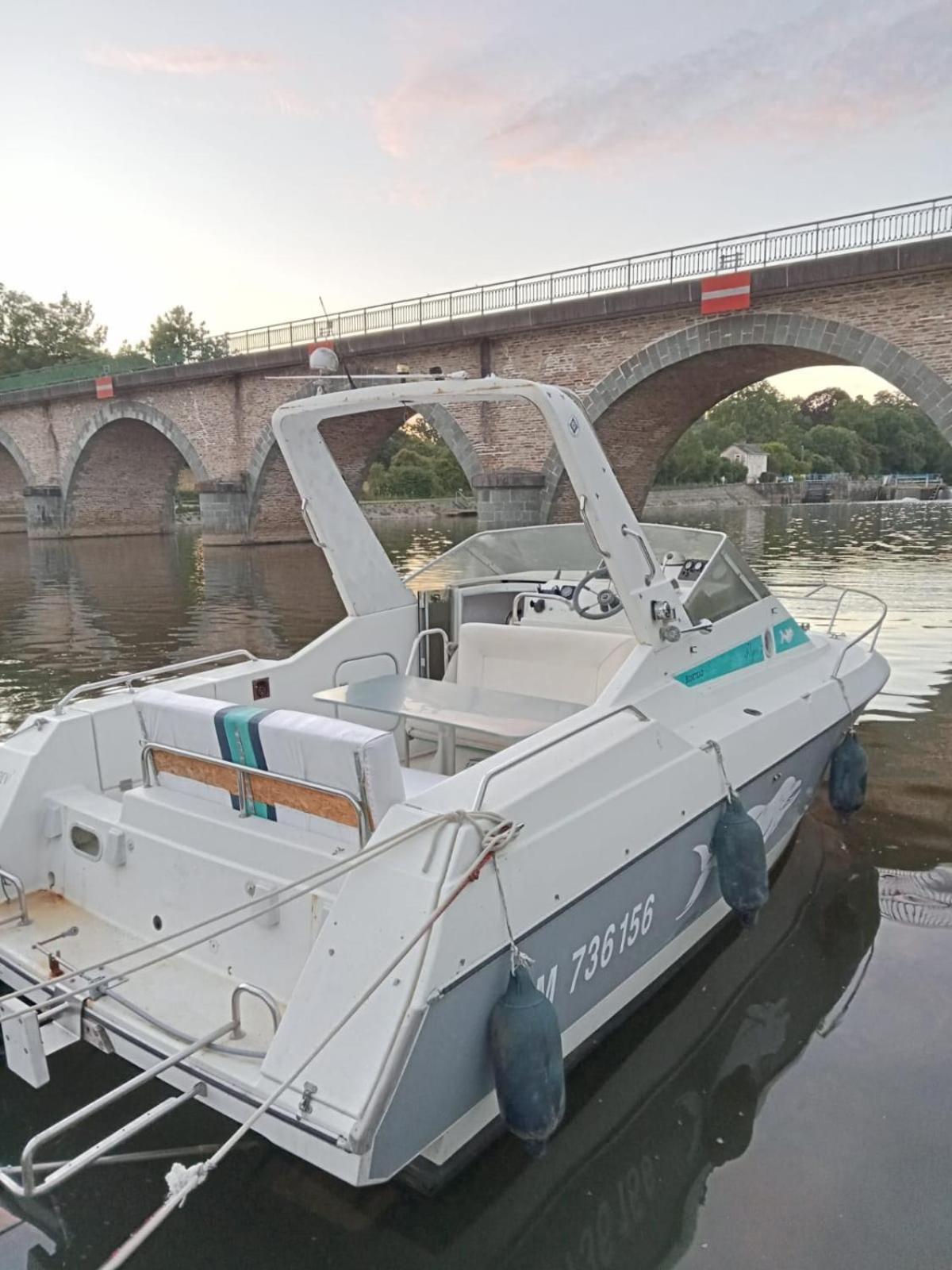 Bateau-Gite Sur Le Halage De La Mayenne L'Huisserie Exterior photo